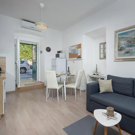 Naval Apartment *